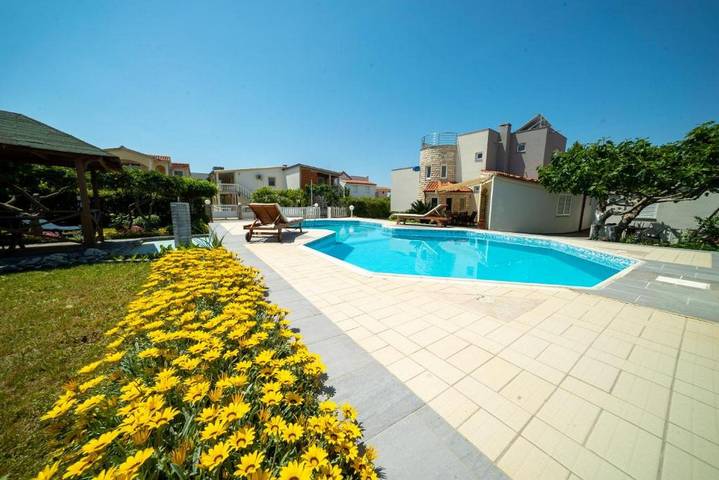 Villa pour 12 personnes, avec terrasse ainsi que piscine et jardin dans Vir - 4