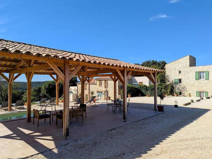Location de vacances pour 2 personnes, avec terrasse et piscine ainsi que vue et jardin à Sainte-Anastasie - 2