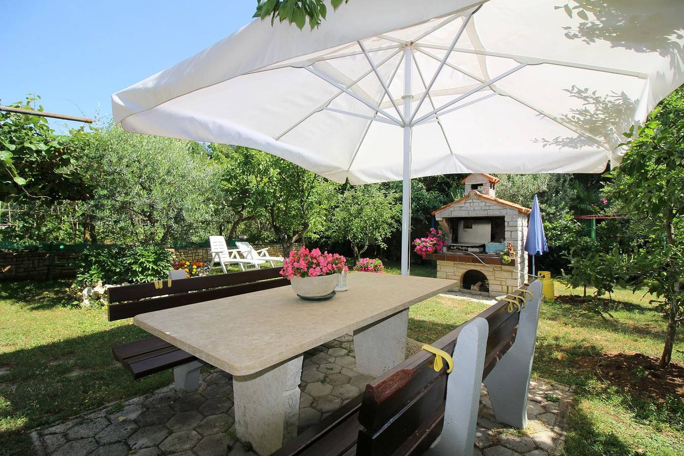 Appartement entier, Modernes Apartment mit privater Terrasse, Grillbereich, Spielplatz, Liegen, Privatparkplatz in Poreč, Grad Poreč