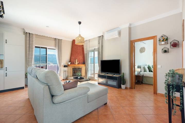 Holiday Home 'Vista Montana' with Lake Views, Wi-Fi, and Air Conditioning in Los Romanes, Viñuela