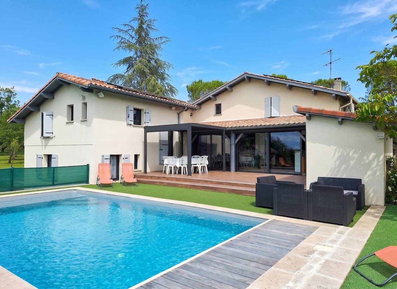 Spacieuse villa avec piscine privée à Aujols in Aujols, Quercy
