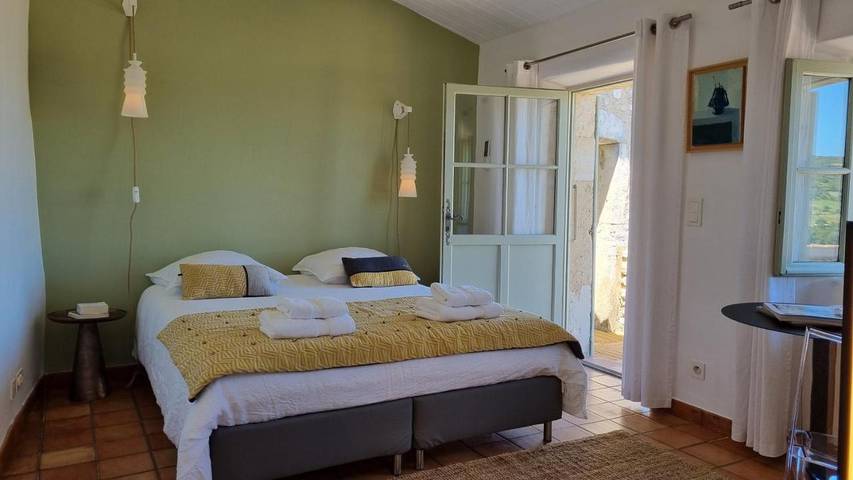 Location de vacances pour 2 personnes, avec piscine et jardin ainsi que vue et terrasse à Valaurie - 4