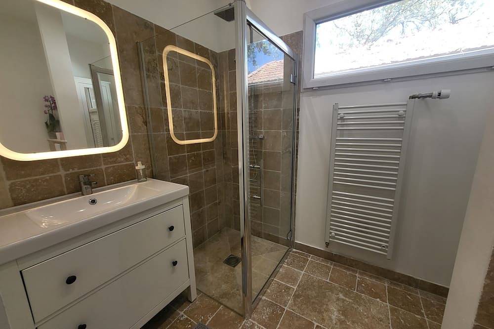 Entire apartment, Studio West Enclosed parking Ground floor Fibre in Gardanne, Aix-en-Provence region