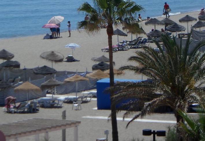 Entire apartment, Luxury Apartment in Los Boliches by Beach with Shared Pool & Wi-Fi in Los Boliches, Fuengirola