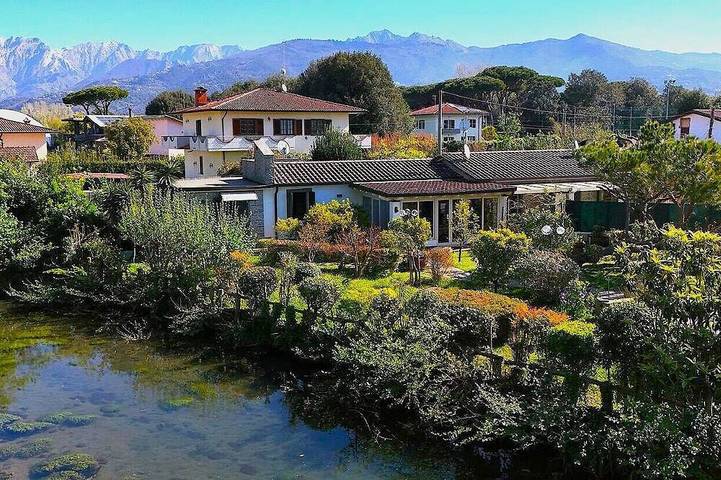 Villa for 6 people, with Garden in Massa