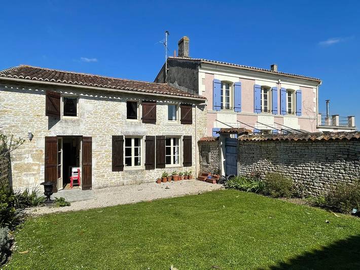 Location de vacances pour 6 personnes, avec Balcon et Jacuzzi ainsi que Jardin et Piscine à Varaize