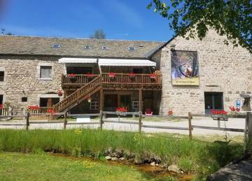 Gîte pour 2 personnes, avec jardin ainsi que sauna et jacuzzi à Rimeize (Lozère)