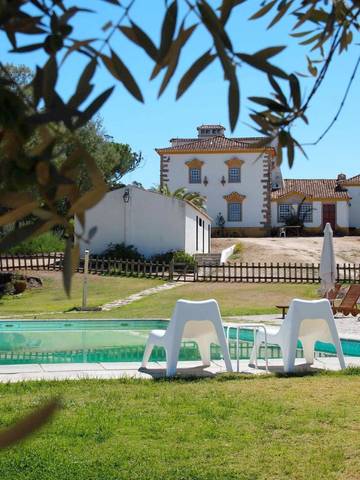 Maison de campagne pour 20 personnes, avec piscine et bassin pour enfant ainsi que jardin et vue dans Nisa