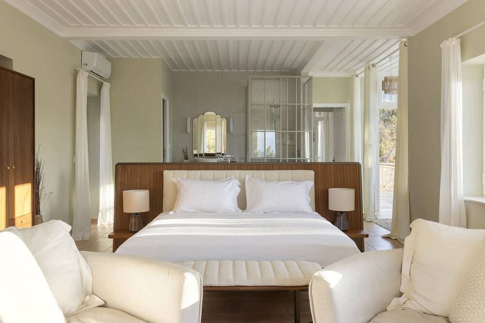 Daphne - Eight Bedroom Villa, Sleeps 16 in Spetses