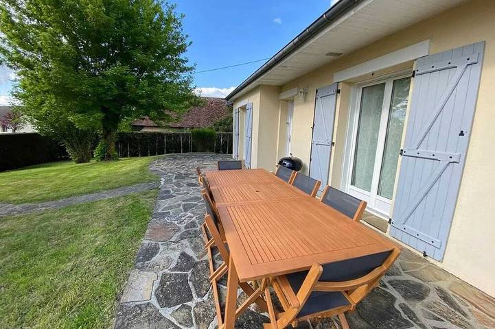 Gîte pour 12 personnes, avec jardin, animaux acceptés à Thiron-Gardais