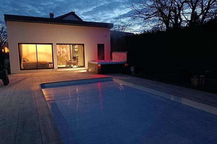 Gîte pour 2 personnes, avec jardin et jacuzzi à Vincey