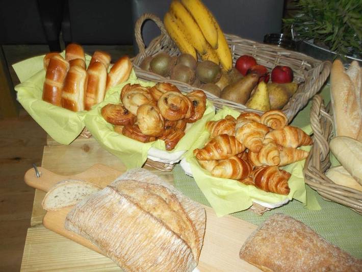 Location de vacances pour 4 personnes, avec piscine ainsi que vue et jardin à Bertignat - 3