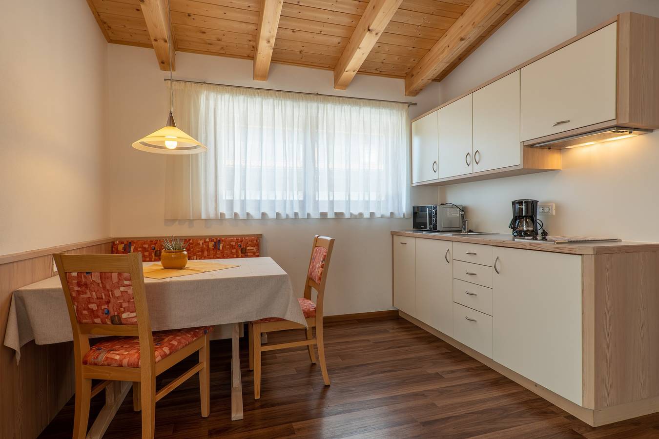 Apartamento inteiro, Apartamento "Wohnung 2 Dachgeschoss" com vista para a montanha, Wi-Fi e varanda in Tirolo (Itália), Grupo Texel