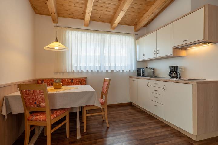 Appartamento intero, Appartamento "Appartamento 2 nel sottotetto" con vista montagne, Wi-Fi e balcone in Comune di Tirolo, Gruppo Tessa