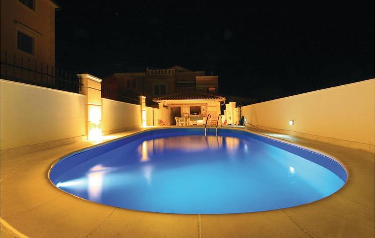 Geräumige 2-Zimmer-Wohnung mit Pool und Terrasse, 1 km vom Strand entfernt in Spongiola, Brodarica