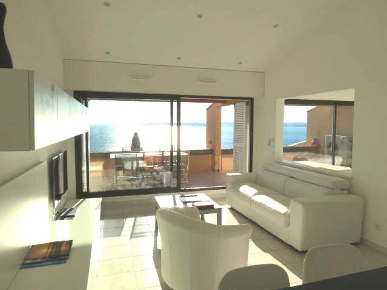 Entire apartment, 3-room apartment with air conditioning and terrace in Sainte-Maxime in Sainte-Maxime, Draguignan region