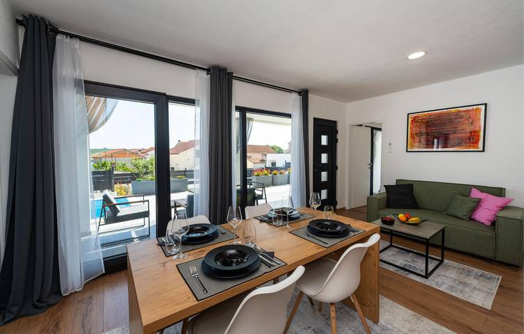 Modernes Apartment mit Pool, Terrasse und nur 300 m vom Strand entfernt! in Novigradsko More, Zadar