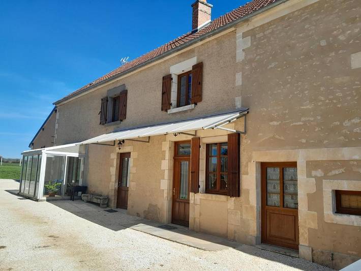 Location de vacances pour 16 personnes, avec Terrasse et Jardin ainsi que Piscine et Vue à Étais-la-Sauvin