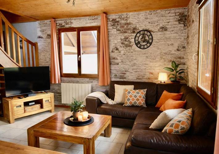 Location de vacances pour 6 personnes, avec piscine ainsi que vue et jardin dans La Tour-du-Meix