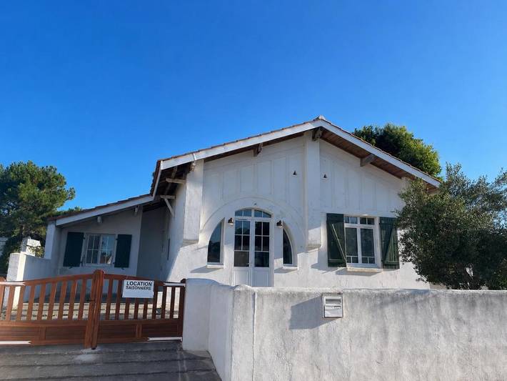 Location de vacances pour 8 personnes, avec Balcon et Terrasse ainsi que Jardin et Vue sur le lac dans Marennes-Plage