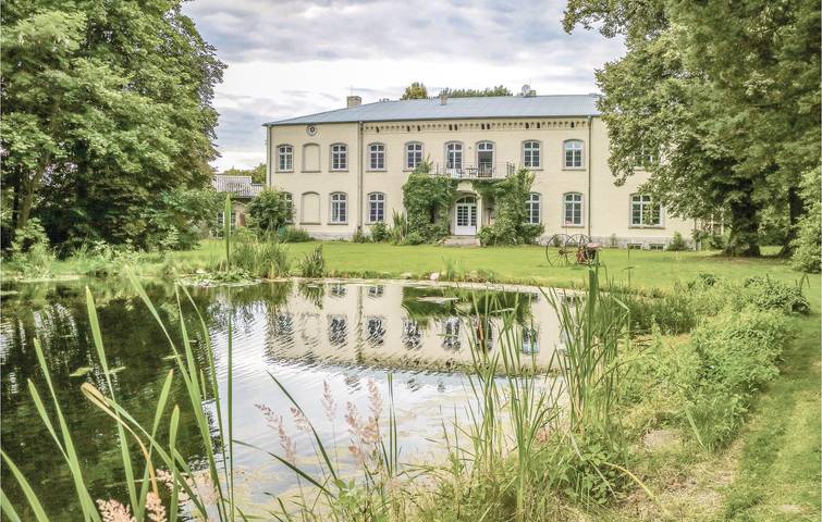 Ferienhaus für 20 Personen, mit Terrasse und Garten sowie Sauna in Mecklenburgische Seenplatte