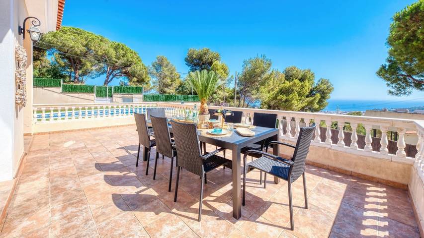 Villa 'Costacabana - Ibiza' con vistas al mar, piscina privada y Wi-Fi in Roca Grossa, Lloret de Mar
