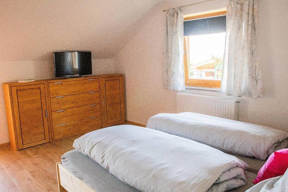 Ganze Wohnung, 90qm-Dachgeschoss Wohnung mit großer Terrasse und Wlan in Lohberg, Ostbayern