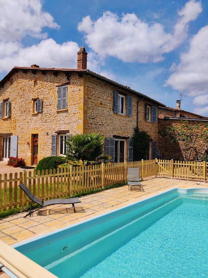 Chambre d’hôte pour 2 personnes, avec terrasse ainsi que jardin et piscine dans Office De Tourisme Du Beaujolais Des Pierres Dorees
