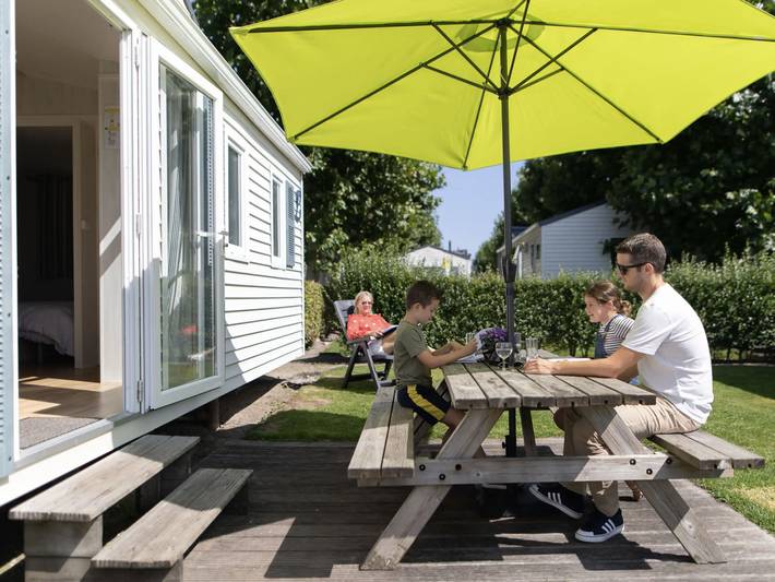 Village vacances pour 6 personnes, avec piscine ainsi que vue sur le lac et jardin en Belgique