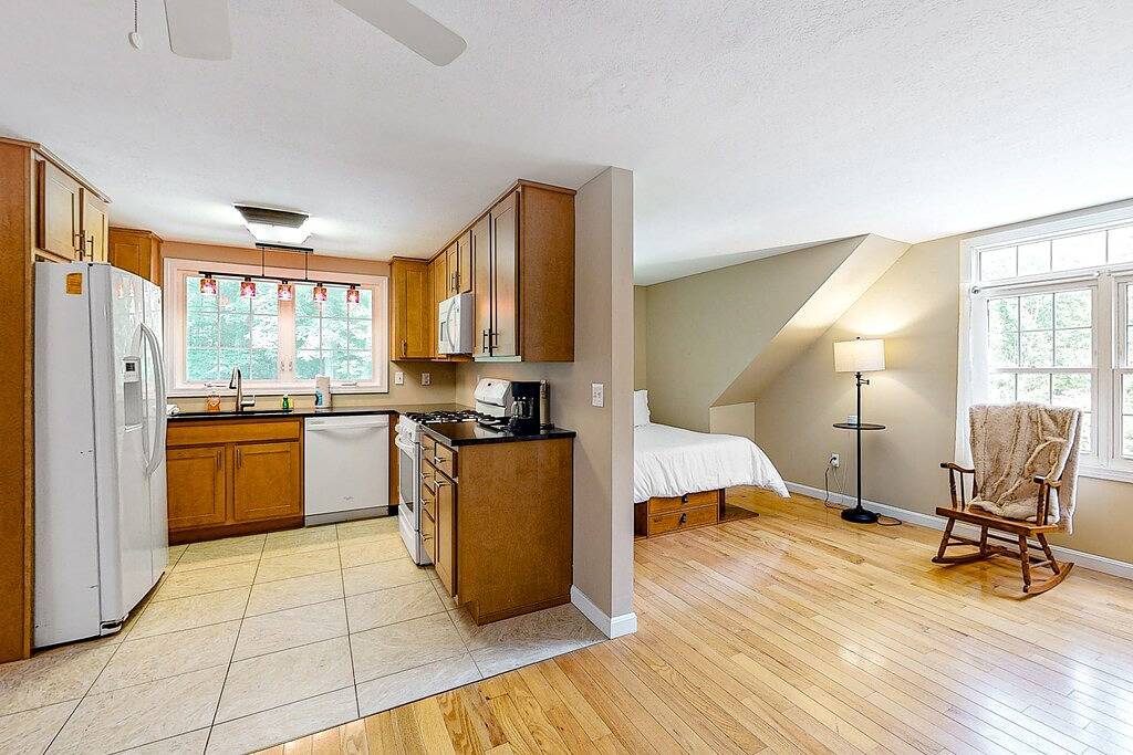 Ganze Wohnung, Riverfront, upstairs studio with fast Wifi & fireplace - dog-friendly in Ogunquit, York County