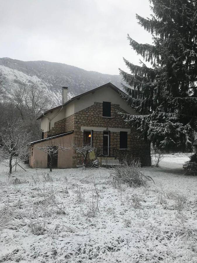 Maison de campagne pour 12 personnes, avec jardin et vue à Vèbre