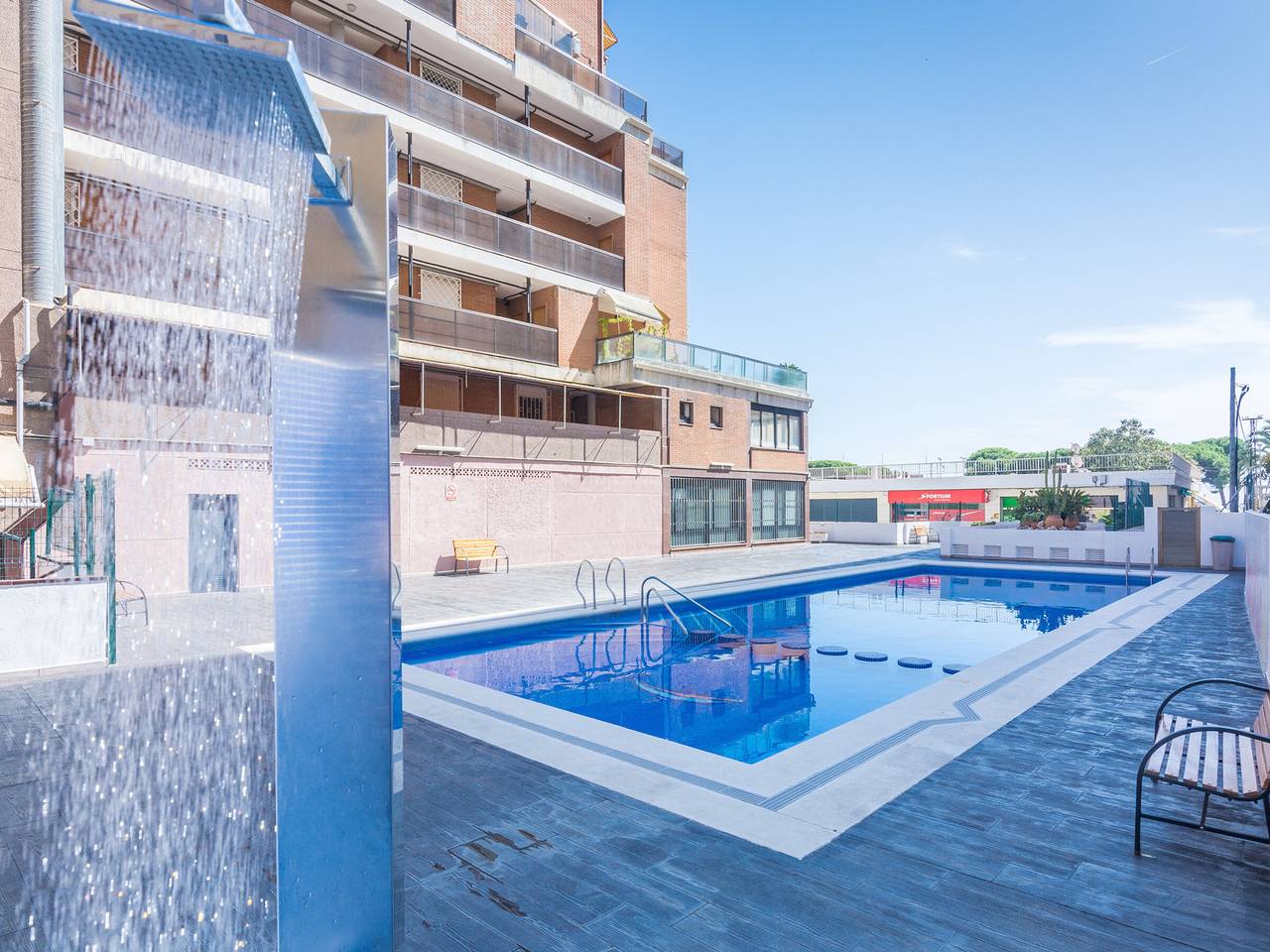 Apartamento entero, Apartamento moderno en Malgrat de Mar con piscina y Wifi, a 160m de la playa in Malgrat de Mar, Costa del Maresme