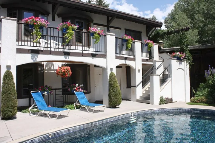 Lodge for 2 people, with garden and sauna as well as pool - 1