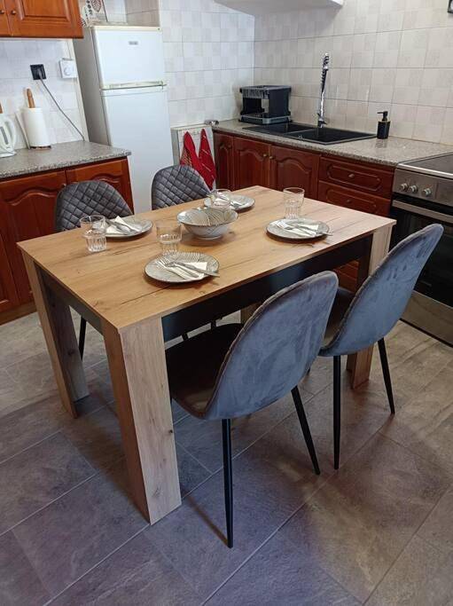 Appartement entier, Two-Bedroom Apartment in Aigio, Achaïe