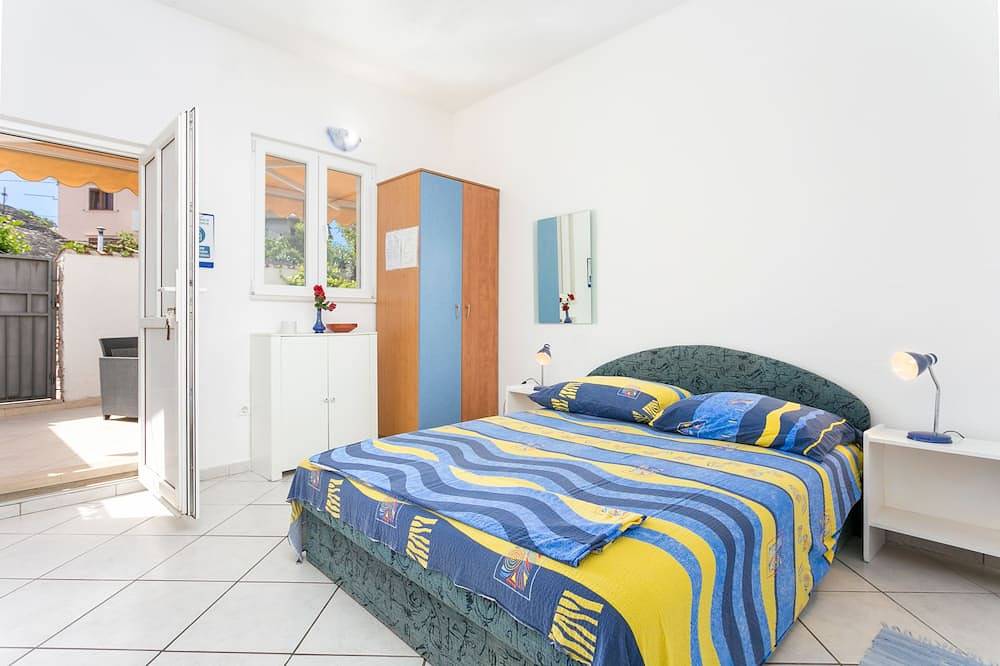 Entire apartment, Studio flat with terrace Supetar (Brač in Supetar, Brac