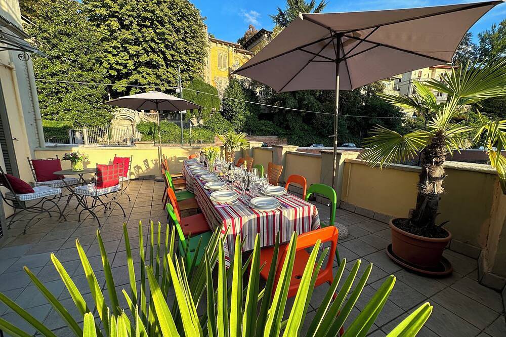 A villa between wonderful gardens, 5 min walk to the city center in Turin, Turin Provinz