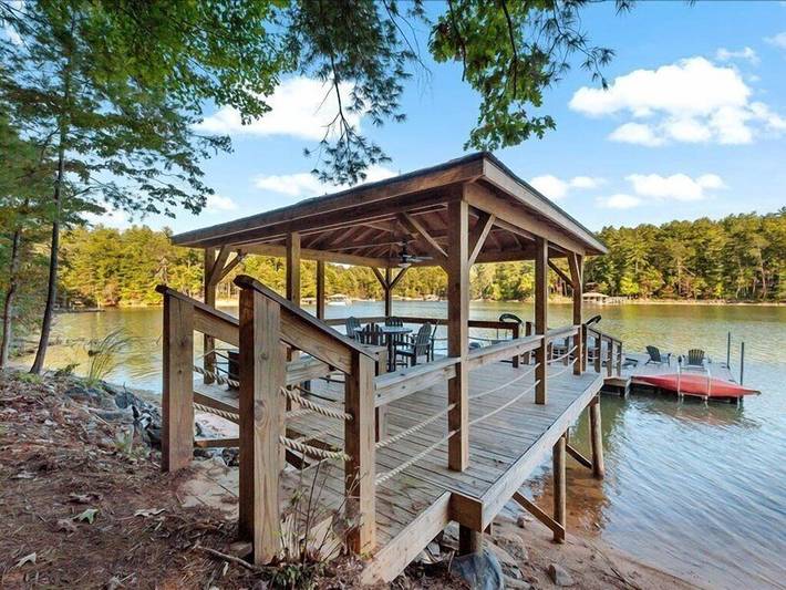 Vacation rental for 8 people, with terrace in Lake James