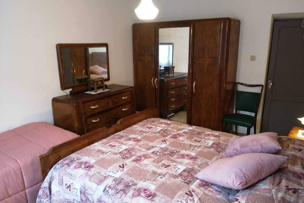 Three Bedroom House With Garden in Introdacqua, Provincia de L'Aquila