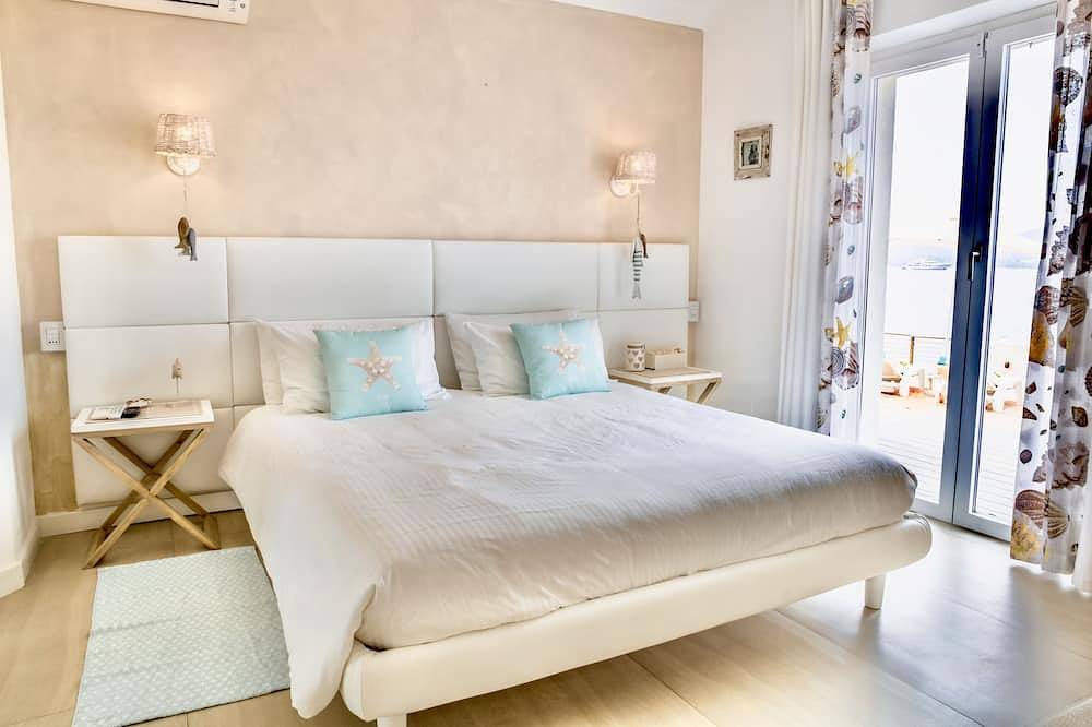 Villa Pieds dans l'eau avec plage de sable privée sur le golfe de Saint Tropez in Gassin, Région de Draguignan