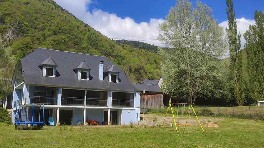 Maison de vacances pour 15 personnes, avec Balcon et Jacuzzi ainsi que Terrasse et Jardin à Cadéac