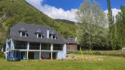Gîte pour 15 personnes, avec jacuzzi et jardin à Cadéac