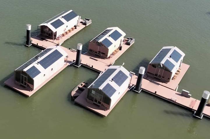 Wrap Boat No. 2 at Floating Rotterdam Rijnhaven with open swimmingpool nextdoor in Rotterdam, Hollande-Méridionale
