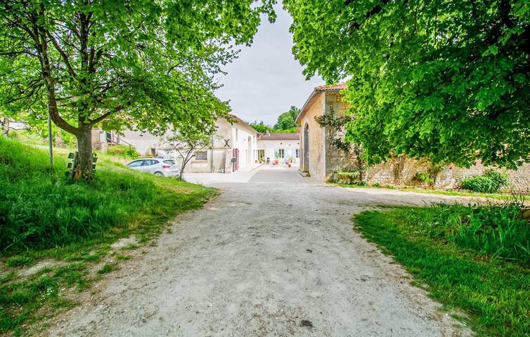 Location de vacances pour 4 personnes, avec Terrasse et Jardin à Saint-Maigrin