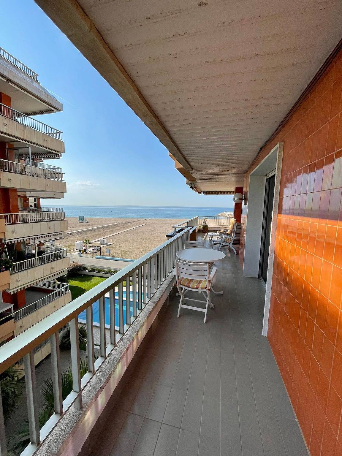Ganze Wohnung, Ferienwohnung 'En Primera Línea De Mar' mit Meerblick, Gemeinschaftspool und Wlan in Roda de Berà, Costa Dorada