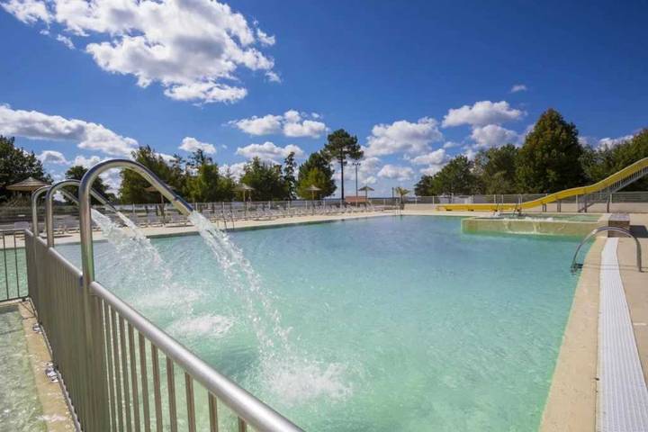 Camping pour 6 personnes, avec Terrasse ainsi que Bassin pour enfant et Piscine