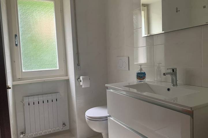 Apartamento entero, Sunny Vacation Apartments In A Quiet Location With A Fantastic Lake View in Agra, Lago Maggiore en Lombardía