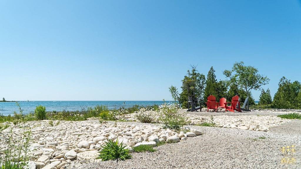 Tobermory Lake Front (Huron) Brandneues Gebäude! in Tobermory (Ontario)
