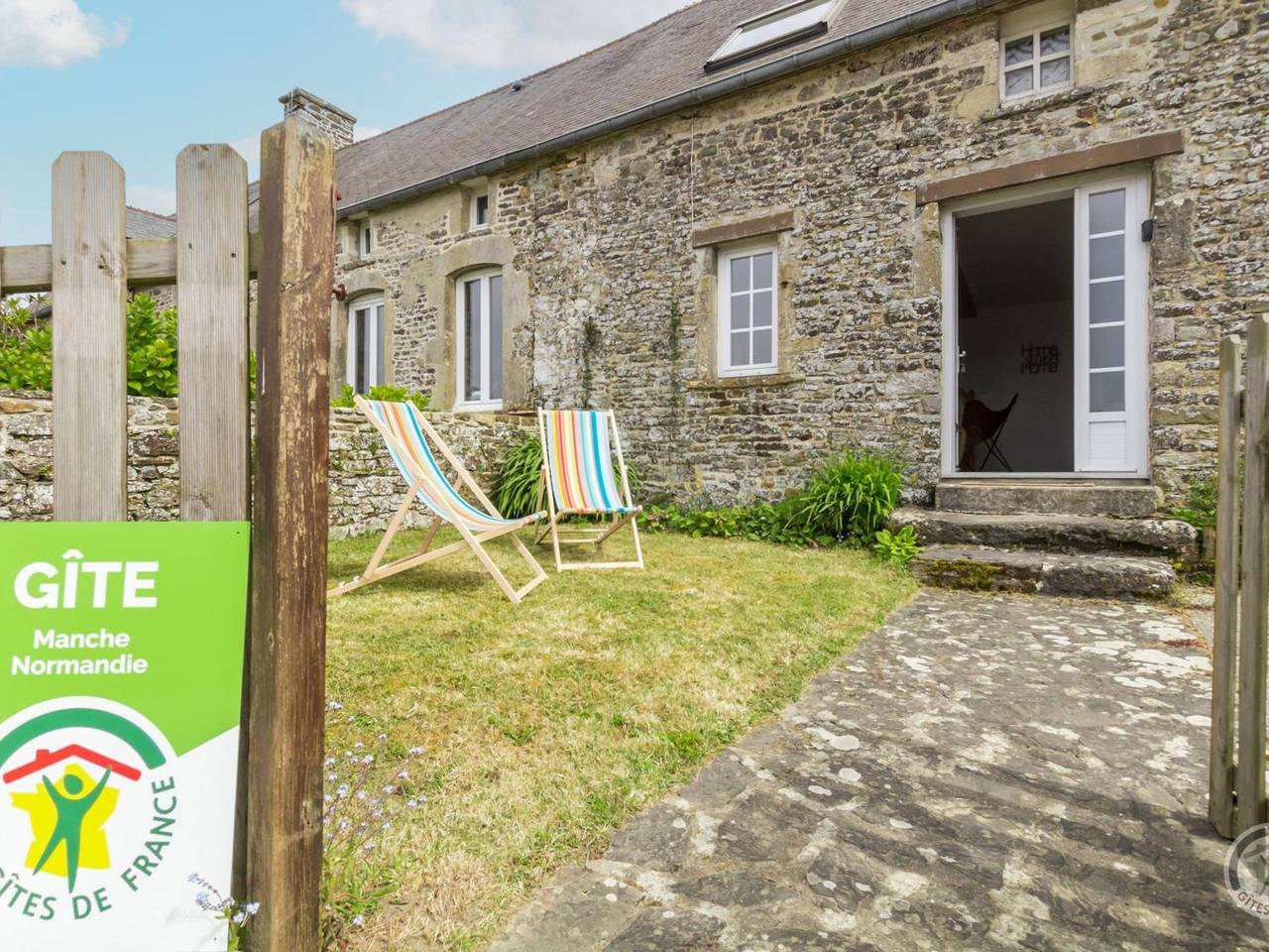 Cozy house with enclosed garden and terrace in Canville-la-Rocque in Canville-la-Rocque, Côte de la Déroute