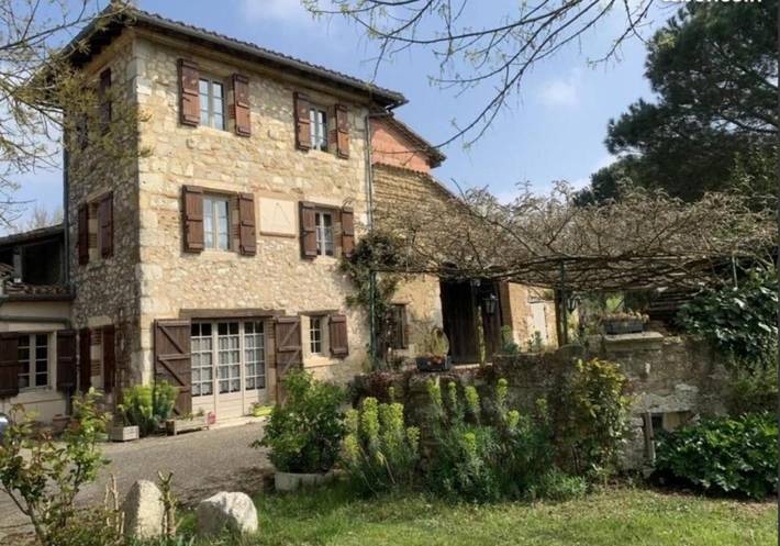 Gîte pour 12 personnes, avec vue et jardin dans Sistels
