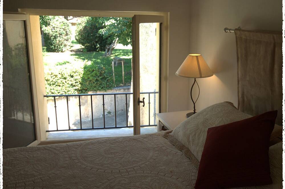 Charming Hilltop Accommodation With Outstanding Views in Sablet, Vaucluse